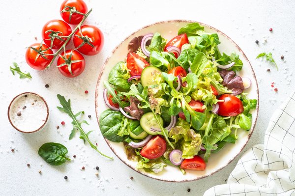 Comment préparer une salade niçoise avec une vinaigrette au citron et aux herbes ?