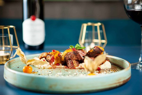 Comment intégrer des éléments de gastronomie historique dans un menu de restaurant thématique ?